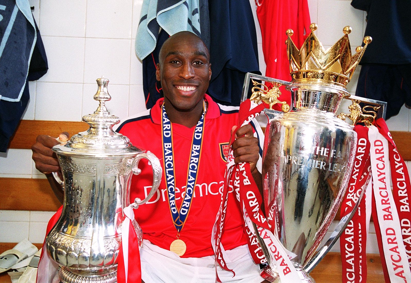 Sol Campbell con trofeos