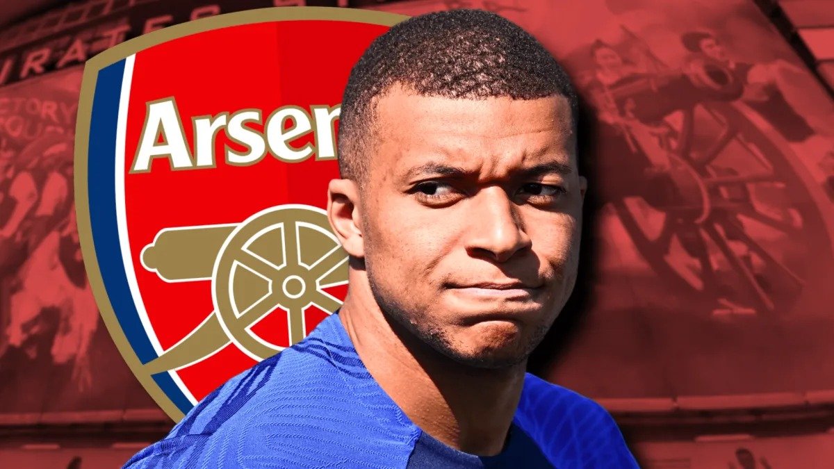 Kylian Mbappé con el escudo del Arsenal de fondo